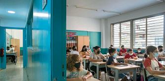Primer dia de colegio en la escuela Londres-Clase de primerod e ESO A mientras les explican los horarios en escuela instituto Londres que por primer año se ha convertido en pública- Foto Ana Jiménez
