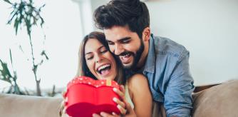Pareja celebrando con un regalo San Valentín