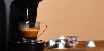 Máquina de café espresso haciendo café