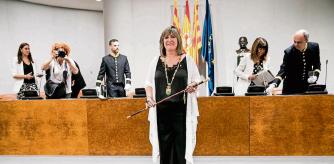 foto XAVIER CERVERA 11/07/2019 La socialista Núria Marín, elegida presidenta de la Diputación de Barcelona con los votos de JxCat El partido de Carles Puigdemont certifica el pacto con el PSC y gobernará el ente supramunicipal con los socialistas, consumando así su enfrentamiento con ERC La alcaldesa socialista de L’Hospitalet de Llobregat, Núria Marín, ha sido elegida presidenta de la Diputación de Barcelona esta mañana en el pleno de constitución de la entidad supramunicipal. Marín ha sido investida en la segunda votación con mayoría simple gracias a los votos de Junts per Catalunya, partido con el que el PSC había suscrito un pacto de gobierno en la corporación. El enfrentamiento entre los dos socios de Govern a cuenta del control de la Diputación ha subido así un nuevo nivel esta mañana, después de que los neoconvergentes hayan consumado el acuerdo con los socialistas para gobernar el ente supramunicipal.