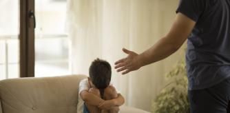 Un padre regañando a su hijo