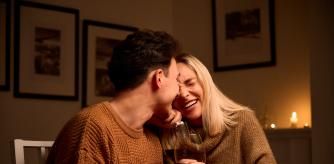 Una pareja ríe en su primera cita