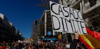 El PP no sancionará a Isabel Días Ayuso, pero el torniquete de urgencia aplicado anoche por la dirección nacional es insuficiente. La herida abierta esta semana en el principal partido de la oposición aún no ha dejado de sangrar. Especialmente entre los más de cuatro mil simpatizantes que este mediodía se han concentrado a las puertas de la sede nacional de Génova.