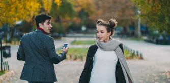 Un hombre se queda prendado por una mujer a su paso