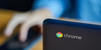 Un hombre trabaja con su Chromebook