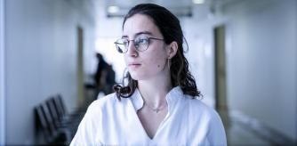 Una duda atenaza a Marta Casadellà, de 22 años, una de las enfermeras más jóvenes del hospital Sant Pau de Barcelona. “¿Estaré a la altura?”. La escena pasa en un pasillo flanqueado por dos cristaleras. Desde una se ve la Sagrada Família y el recinto modernista del centro sanitario. Desde la otra, el patio de Psiquiatría, donde Marta hizo prácticas antes de comenzar un máster y recalar en la uci.