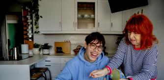 Manoli lleva toda la vida cuidando de sus tres hijos y, en especial, de su hijo Brian con parálisis cerebral: 