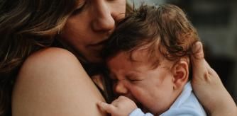 Madre calmando a su bebé