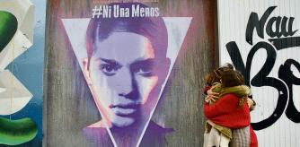 FOTO ALEX GARCIA 8M EL FEMINISMO EN LA ERA POSTCOVID. EN LA FOTO DOS MUJERES SE ABRAZAN ANTE UN MURAL CONTRA LA VIOLENCIA DE GENERO 2022/03/03