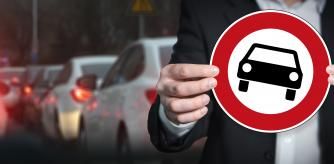 Hombre con una señal de tráfico