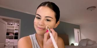 Selena Gómez usando colorete de su línea de maquillaje, Rare Beauty