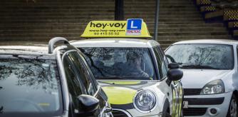 Imagen de archivo de una práctica de conducir en la ciudad de Barcelona