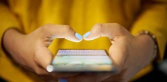 Mujer escribiendo en el móvil