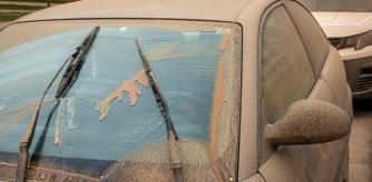 Los coches han quedado cubiertos de barro y arena en algunas ciudades de España a causa de la calima provocada por la borrasca Celia