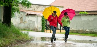 Las mejores gabardinas, chubasqueros, e impermeables para los días primaverales de lluvia