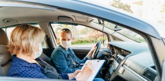 Una joven atiende a las indicaciones de la examinadora