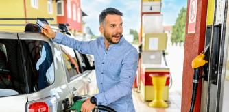 Hombre repostando el coche