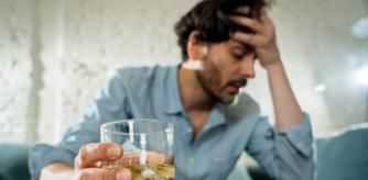 Hombre borracho con una copa en la mano