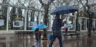 Al colegio bajo la lluvia, en Gavà.