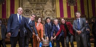 El trofeo.Josep Oliu, presidente de Banc Sabadell; Jordi Cambra, presidente del RCTB; Ada Colau, alcaldesa; David Ferrer, director del torneo; Javier Godó, conde de Godó; Anna Caula, secretària de l’Esport, y Xavier Pujol, CEO del torneo, ayer