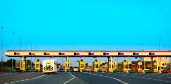 Una caravana ante el peaje de una autopista