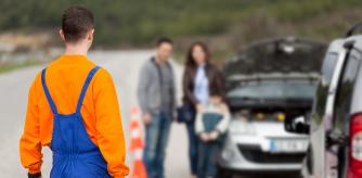 Mecánico llegando a reparar la avería del coche