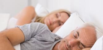 Pareja durmiendo en la cama