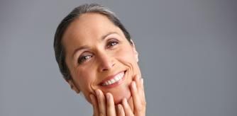 Una mujer madura cuida su piel