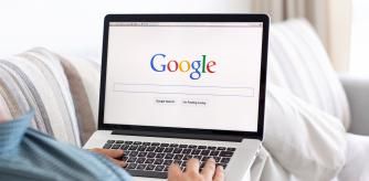 Un hombre entra en el buscador de Google