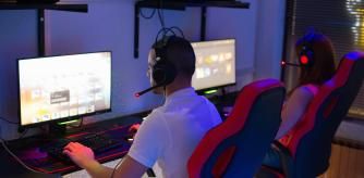 Dos personas jugando en el PC sentados en sillas gaming