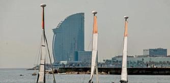 FOTO ALEX GARCIA PAVELLO BLAU. INICIATIVA DEL AJUNTAMENT DE BARCELONA PARA POTENCIAR Y ORDENAR LAS PRACTICAS DEPORTIVAS EN TODO EL LITORAL DE PLAYAS DE LA CIUDAD. EMBARCACIONES. DEPORTE. PLAYA. COPA AMERICA 2022/04/06