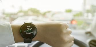 Un hombre mira su smartwatch mientras conduce