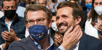 SEVILLA, 01/04/2022.- El presidente de Galicia, Alberto Núñez Feijóo (i), y el actual presidente del PP, Pablo Casado (d), durante el XX Congreso Nacional del partido en Sevilla que comienza este viernes y que elegirá por aclamación a su nuevo presidente. EFE/ Julio Muñoz