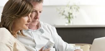 Una pareja comprobando un fármaco