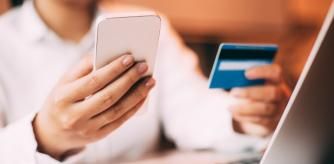 Mujer comprando online con tarjeta de crédito