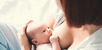 Mujer amamantando a su bebé