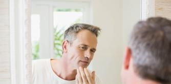 Hombre mirándose en el espejo