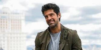 GRAF9509. MADRID, 13/04/2022.- El actor Miguel Ángel Muñoz, durante una entrevista hoy con Efe en la que promete que la novena edición de los Premios Platino, que presentará el 1 de mayo en Madrid junto a la argentina Lali Espósito, tendrá un tono amable y celebrará el talento latino. EFE/Víctor Casado