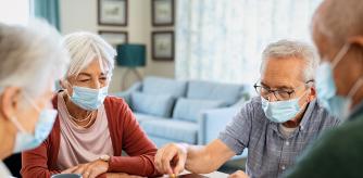 Personas mayores con mascarilla