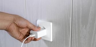 Enchufando el cargador del móvil