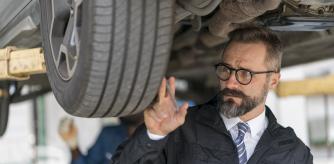 Mecánico revisando un coche