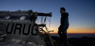 Bayona junto a una de las réplicas del avión accidentado