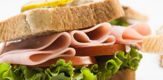 Sándwich de jamón dulce y lechuga