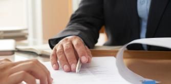 Abogado mostrándole documentos a cliente