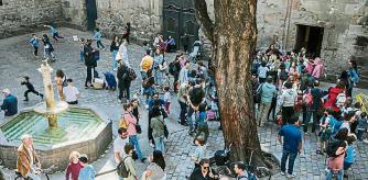 foto XAVIER CERVERA 04/05/2022 salida de ninos (recogida d padres) de la plaza sant felip neri (barrio gotico, ciutat vella, barcelona) un viernes a las 17h, de la escuela q lleva el mismo nombre