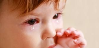 Niño con conjuntivitis