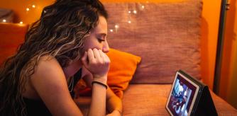 Una joven disfruta de una serie en su tablet
