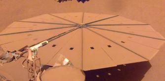 Uno de los paneles solares cubiertos de arena y polvo marcianos
