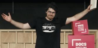 GRAFCAT7703. BARCEONA, 17/05/2022.- El director canadiense Daniel Roher posa durante la presentación este martes en Barcelona de su documental inédito sobre el opositor ruso Aleksei Navalny, que en 2020 fue envenenado en Siberia y que abrirá mañana el festival Docs Barcelona. EFE/Andreu Dalmau