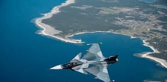 Gotland (Sweden), 11/05/2022.- Sweden's jet fighter Jas 39 Gripen E flying over the island Gotland in the baltic sea, Sweden, 11 May 2022 (Issued on 16 May 2022). Sweden's government has decided to apply for a NATO membership. The leaders of Sweden and Finland have confirmed they will apply for NATO membership as a result of Russia's invasion of Ukraine. The move would bring the expansion of the Western military alliance to 32 member countries. (Finlandia, Rusia, Suecia, Ucrania) EFE/EPA/HENRIK MONTGOMERY SWEDEN OUT